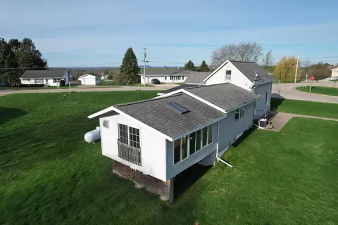 126 Bunker Hill St, Potosi, WI 53820