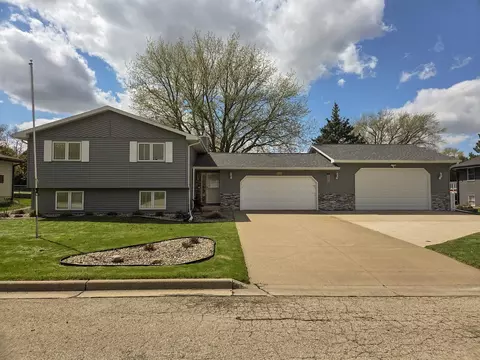 1470 Country Club Ct, Platteville, WI 53818