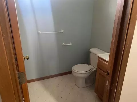 Bath - 2950 S Iris Dr, Beloit, WI 53511 photo 3 of 3