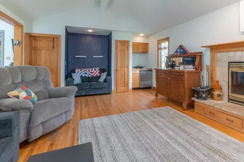 197 W Geneva St, Williams Bay, WI 53191