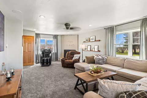Living - n7031 County Road E, Ripon, WI 54971 photo 2 of 4