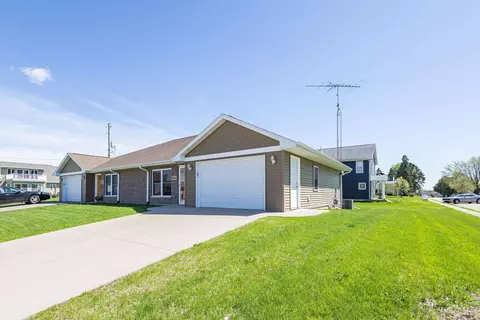 302 E Clay St, Cuba City, WI 53807