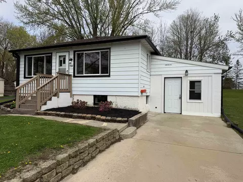 735 Crescent St, Mauston, WI 53948