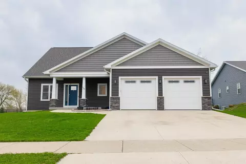 118 Natures Trl, Fall River, WI 53932