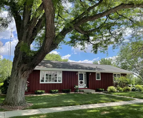 215 Garfield Ave, Reeseville, WI 53579