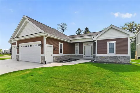 80 Oak Ridge Trl, Deerfield, WI 53531