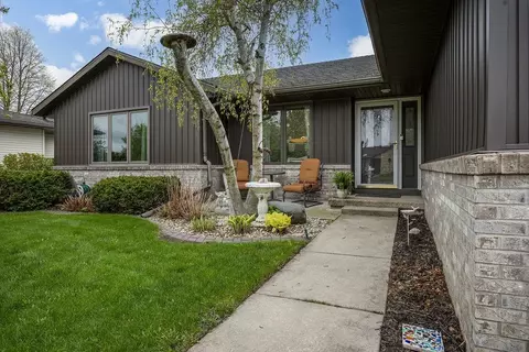 121 Stonehaven Dr, Sun Prairie, WI 53590