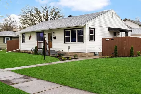 1027 Thomas St, Janesville, WI 53545