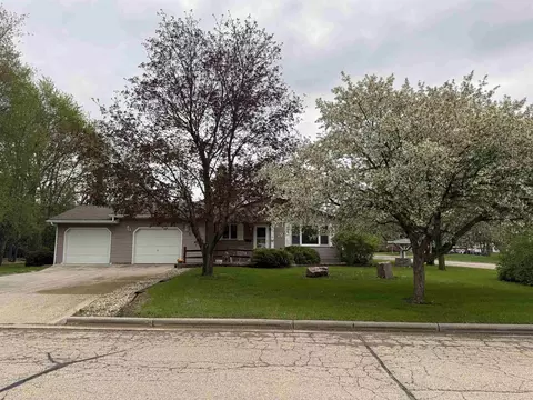 22 16th St, Prairie Du Sac, WI 53578