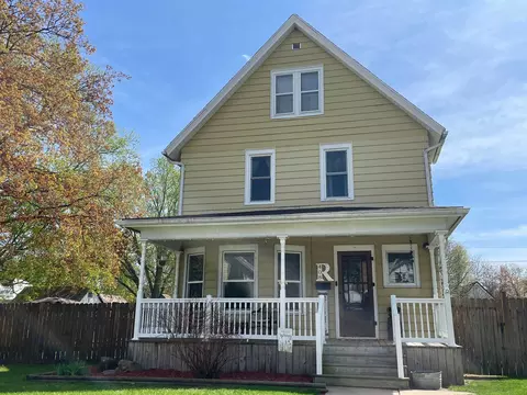 408 7th St, Baraboo, WI 53913