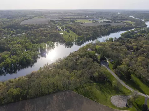 1 Bunny Trl, Janesville, WI 53545