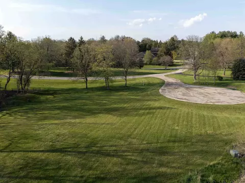 1 Bunny Trl, Janesville, WI 53545