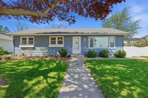 517 Hillcrest Dr, Waunakee, WI 53597