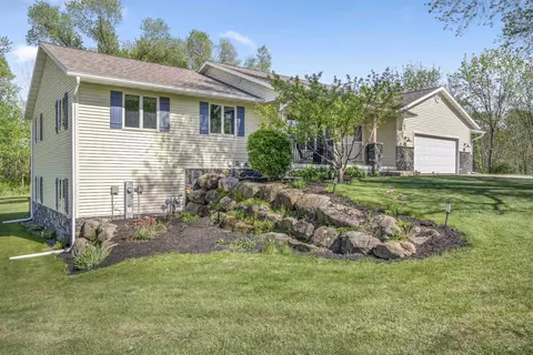 105 Weynand Rd, Merrimac, WI 53561