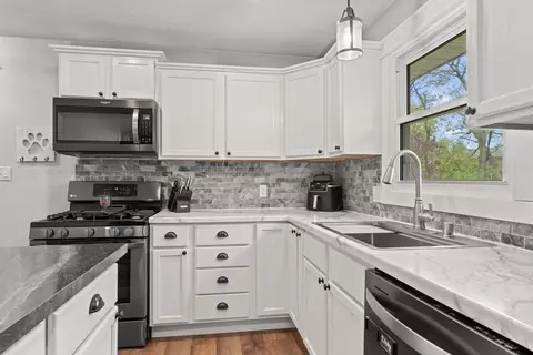 Kitchen - 1720 Algonquin Dr, Baraboo, WI 53913 photo 2 of 3