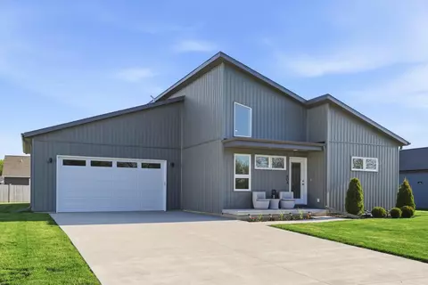 Exterior - 404 Sandmar Dr, Ripon, WI 54971 photo 2 of 4