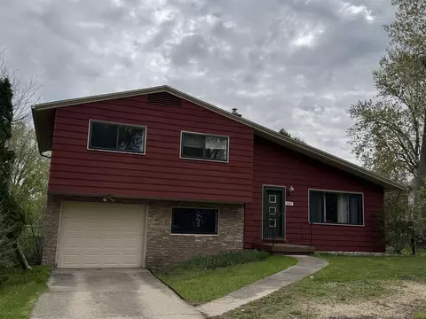 407 Silver Lake Dr, Portage, WI 53901