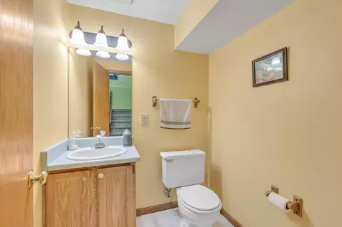 Bath - 2941 Maple Run Dr, Madison, WI 53719 photo 2 of 4