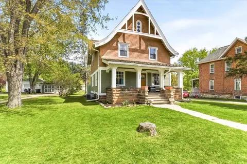 209 S East St, Wonewoc, WI 53968