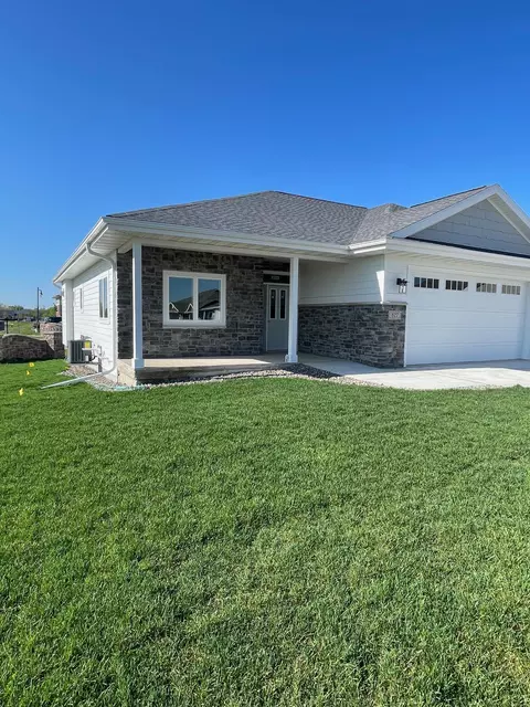 827 Vineyard Dr, Cambridge, WI 53523