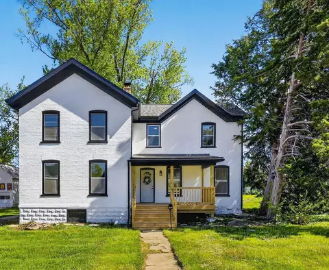 129 W Oak Grove St, Juneau, WI 53039