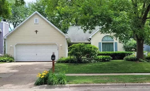 7925 W Oakbrook Cir, Madison, WI 53717