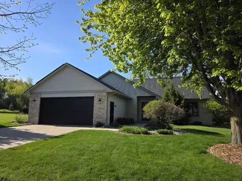 125 Meadow Ridge Ln, Madison, WI 53704