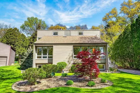 1118 Sunridge Dr, Madison, WI 53711