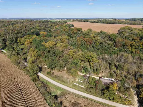 000 Peerless Rd, New Glarus, WI 53574