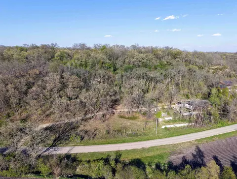 000 Peerless Rd, New Glarus, WI 53574