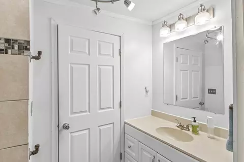 Bath - 1212 E Johnson St, Madison, WI 53703 photo 2 of 4