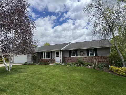 1500 Camelot Dr, Janesville, WI 53548