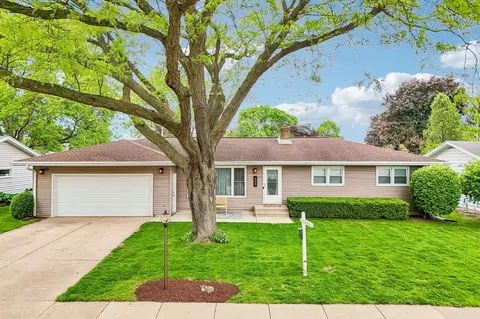 605 5th St, Waunakee, WI 53597