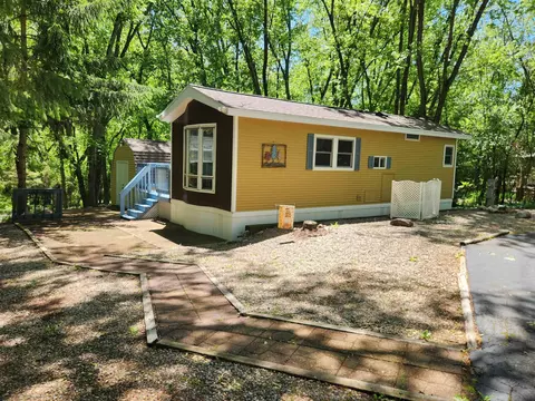 495 Sunset Cir, Edgerton, WI 53534
