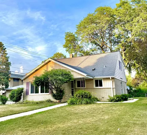 2250 N 103rd St, Wauwatosa, WI 53226