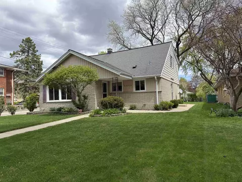 2250 N 103rd St, Wauwatosa, WI 53226