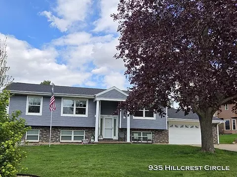935 Hillcrest Cir, Platteville, WI 53818