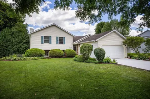 232 Yarrow Hill Dr, Cottage Grove, WI 53527