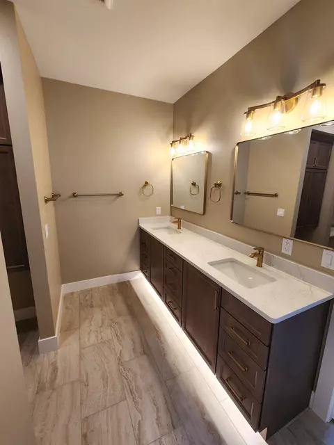 Bath - 4074 Hanover Dr, Deforest, WI 53532 photo 2 of 7