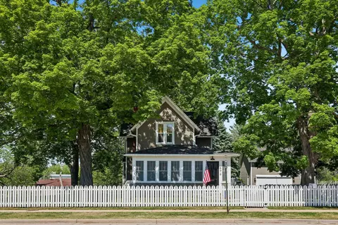 676 Summit Ave, Oconomowoc, WI 53066