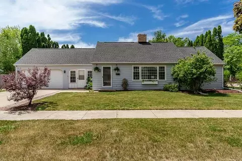1433 Greenwich Ln, Janesville, WI 53545