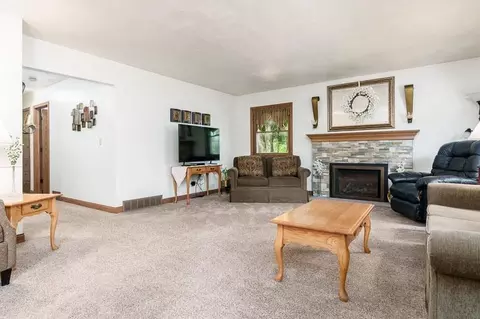Living - 807 E Holiday Dr, Beloit, WI 53511 photo 5 of 6