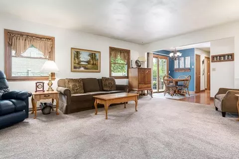 Living - 807 E Holiday Dr, Beloit, WI 53511 photo 2 of 6