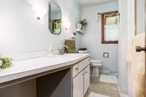 Bath - 807 E Holiday Dr, Beloit, WI 53511 photo 2 of 3