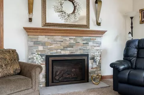 Living - 807 E Holiday Dr, Beloit, WI 53511 photo 3 of 6