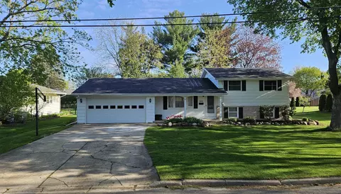 242 Sunset Rd, Columbus, WI 53925