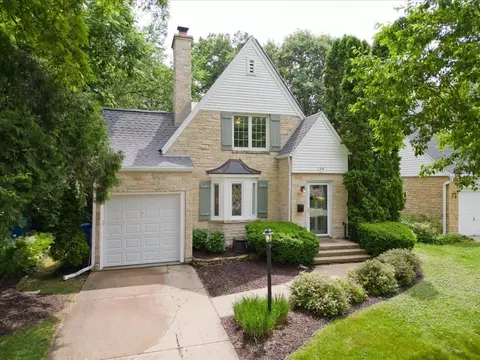158 Kensington Dr, Madison, WI 53704
