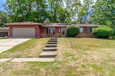 1749 Oak Leaf Dr, South Beloit, IL 61080