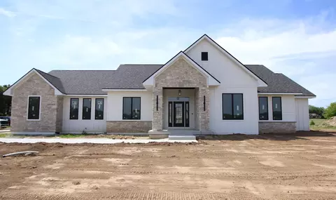 5143 N Brownwood Dr, Janesville, WI 53545