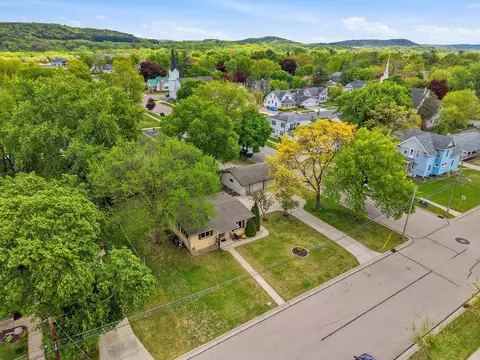 520 6th St, Prairie Du Sac, WI 53578
